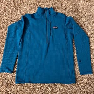 Mens Patagonia R1 1/4 zip blue, size medium.